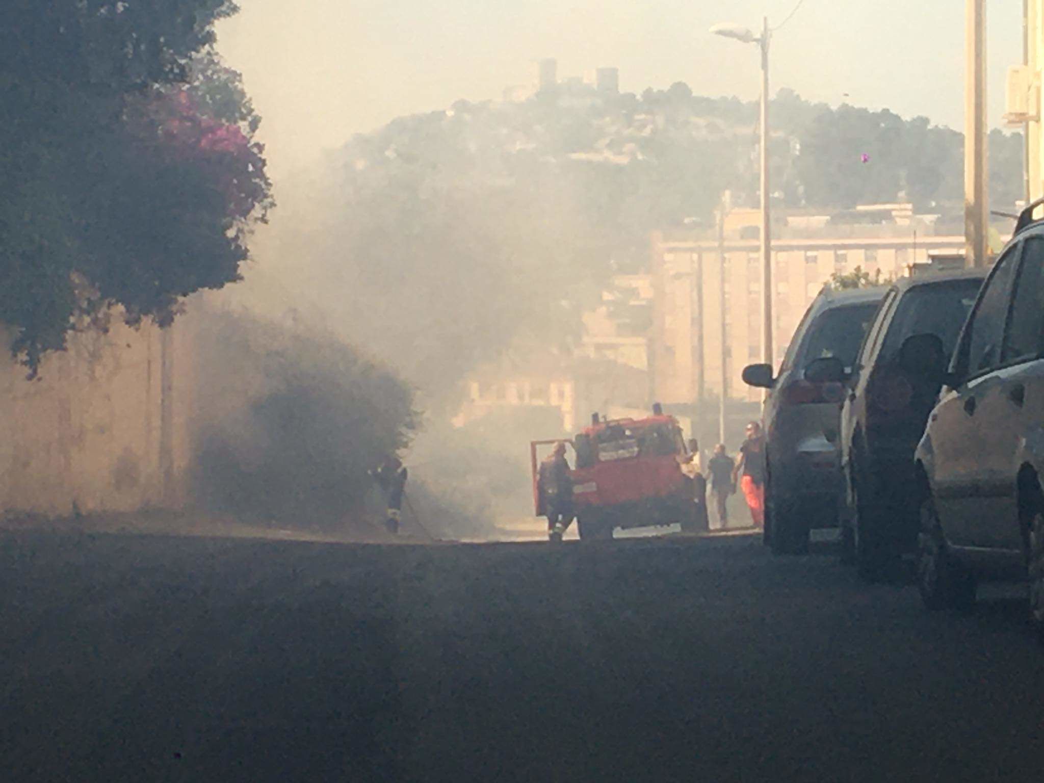 Paura a Cagliari, brutto incendio in cima agli sterrati di via Is Mirrionis: tantissimo fumo