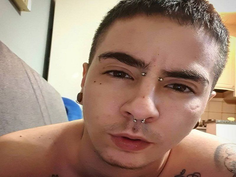 Riccardo di Fluminimaggiore: “Nato donna, sto diventando uomo: per la mastectomia mi servono 6mila euro”