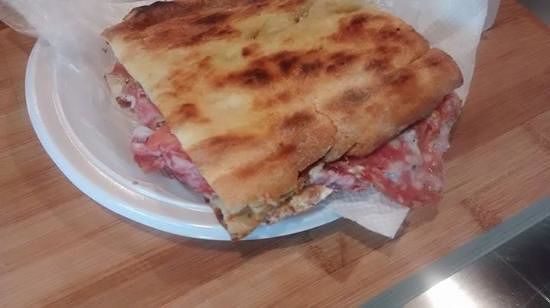 Riparte la mensa dell’Ersu a Cagliari, solo panini da asporto: studenti in rivolta