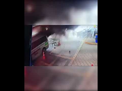 Scoppia bombola d’ossigeno, ambulanza va a fuoco: il paziente allettato si alza e scappa – VIDEO