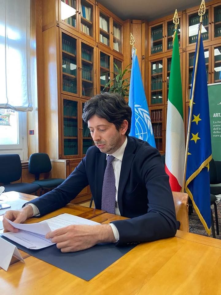 Coronavirus, il ministro Speranza annuncia il vaccino: “Accordo per 400 milioni di dosi agli europei”