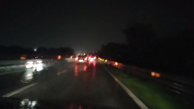 Contromano sulla Ss 130, pauroso schianto frontale tra auto: 52enne gravissimo