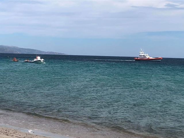 Poetto, due ragazzi in difficoltà nel Sup spinto dal maestrale: salvati da tre bravissimi bagnini