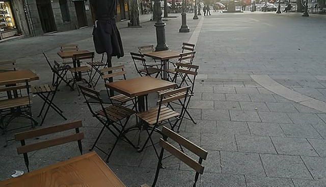Rivoluzione a Cagliari, via i parcheggi: spazio a tavolini e sedie