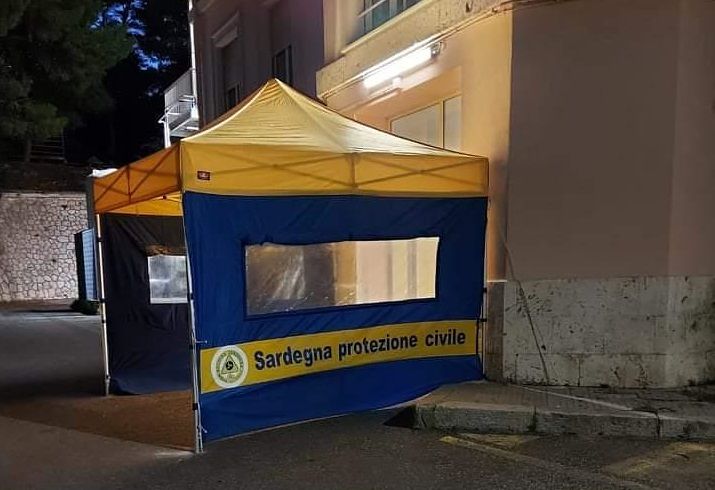 Cagliari, al Binaghi le tende della protezione civile: montate e mai utilizzate