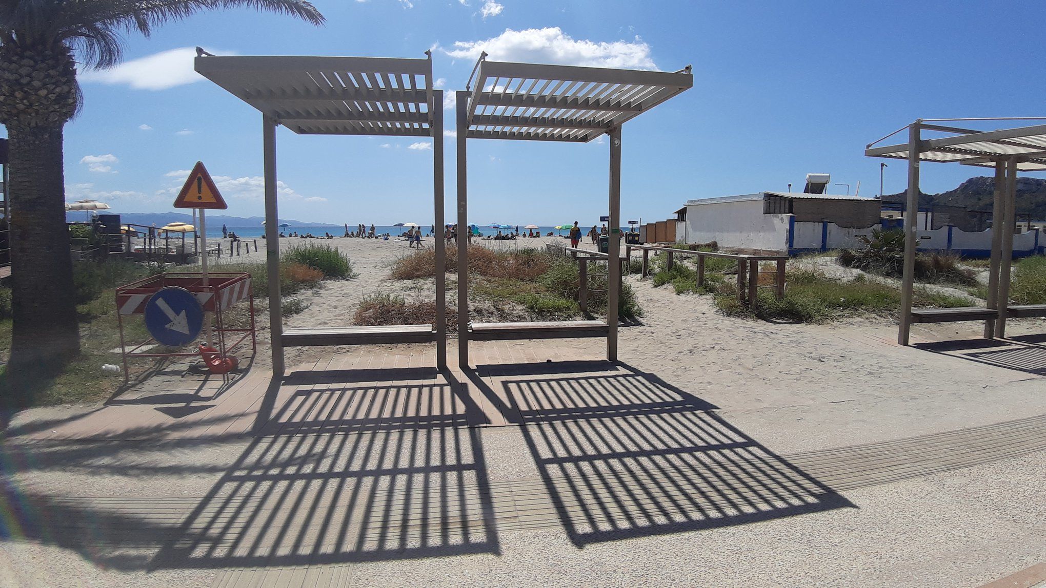 Cagliari, polemica sulle transenne alla passeggiata del Poetto: “Truzzu, oltre le mirabilanti promesse è questa la cura del lungomare?”