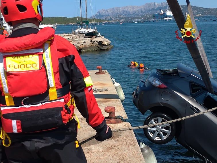 Auto cade in mare a Olbia, guidatore 75enne salvato per miracolo