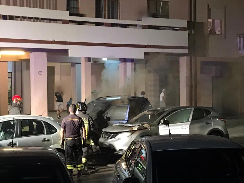 Cagliari, paura nella notte a Genneruxi: due auto divorate dalle fiamme
