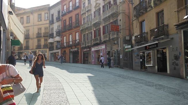 Shopping dopo il lockdown, domani negozi aperti in centro a Cagliari: gelato gratis per i bimbi alla Marina