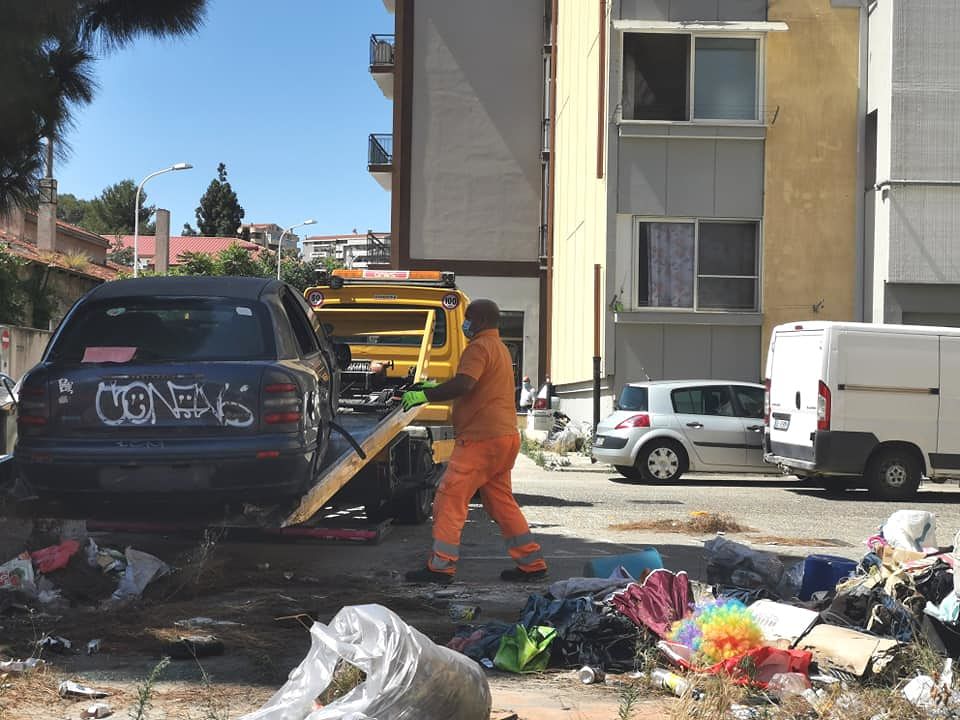 Cagliari, pulizie in via Timavo: addio alle vecchie carcasse d’auto