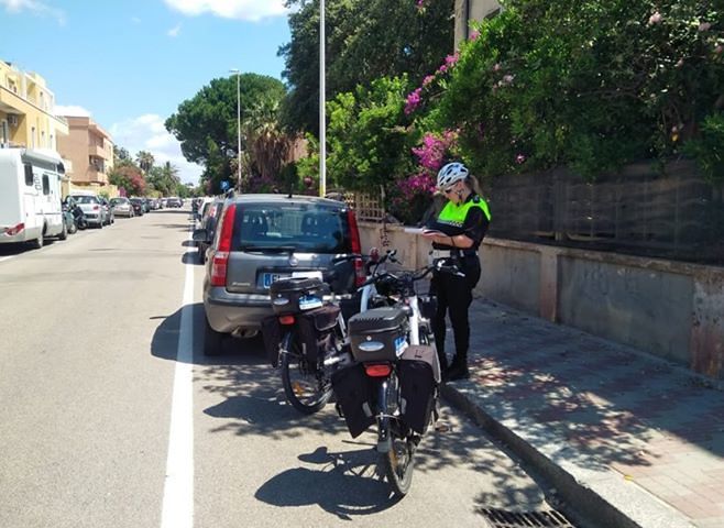 Cagliari, alta tensione al Poetto durante i controlli: insulta le vigilesse, denunciata una abruzzese residente in città