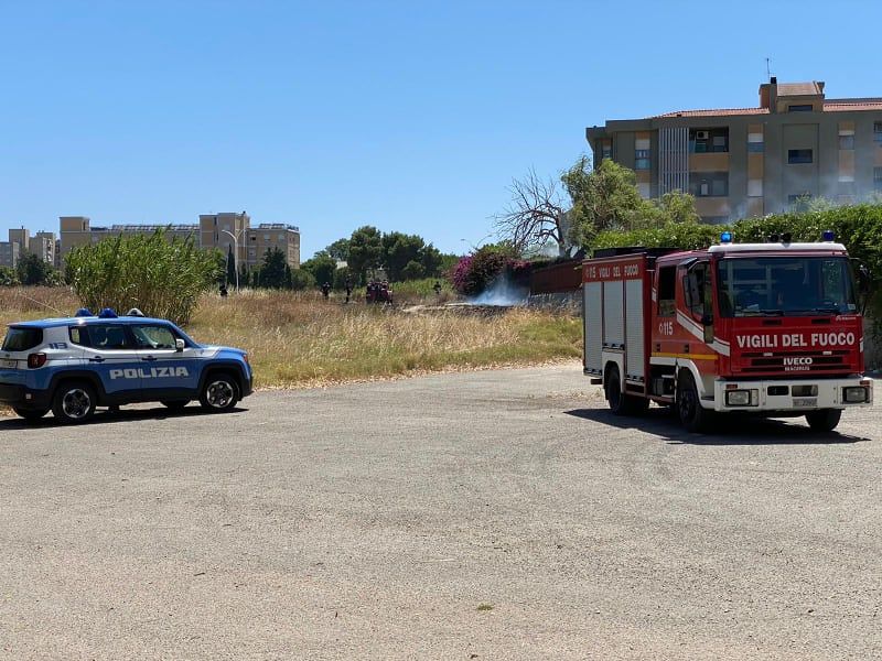 Caldo rovente a Cagliari, incendio a Sant’Elia: sterpaglie in fiamme e tanto fumo