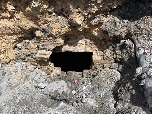 Cagliari, panico per un boato creato da una voragine in via Firenze: dentro spunta un vecchio pozzo