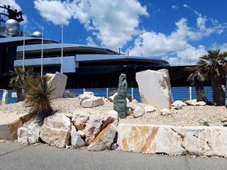 Cagliari, al porto il mega yacht arabo da 600 milioni di euro: tanti i selfie, ma le aiuole non vincono l’oscar