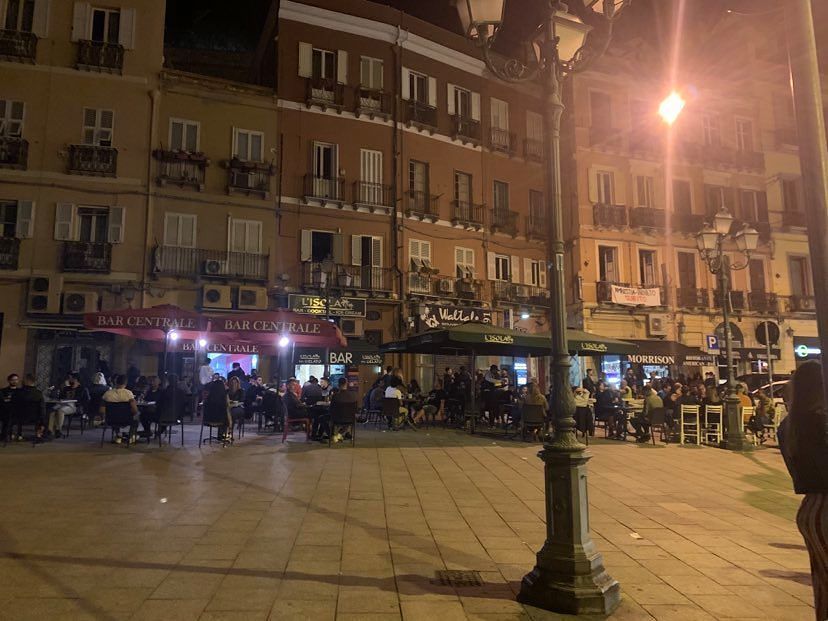 “Truzzu, il disastro del chiasso a Cagliari è dovuto ai tavolini nelle strade: noi residenti siamo vittime”