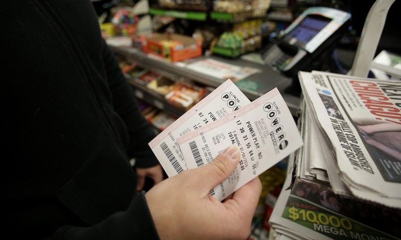 Vince la lotteria e divide il premio con un amico per un patto di 30 anni prima