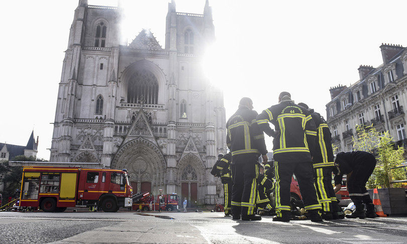 Incendio nella cattedrale di Nantes, certo il dolo: trovati 3 punti di origine delle fiamme