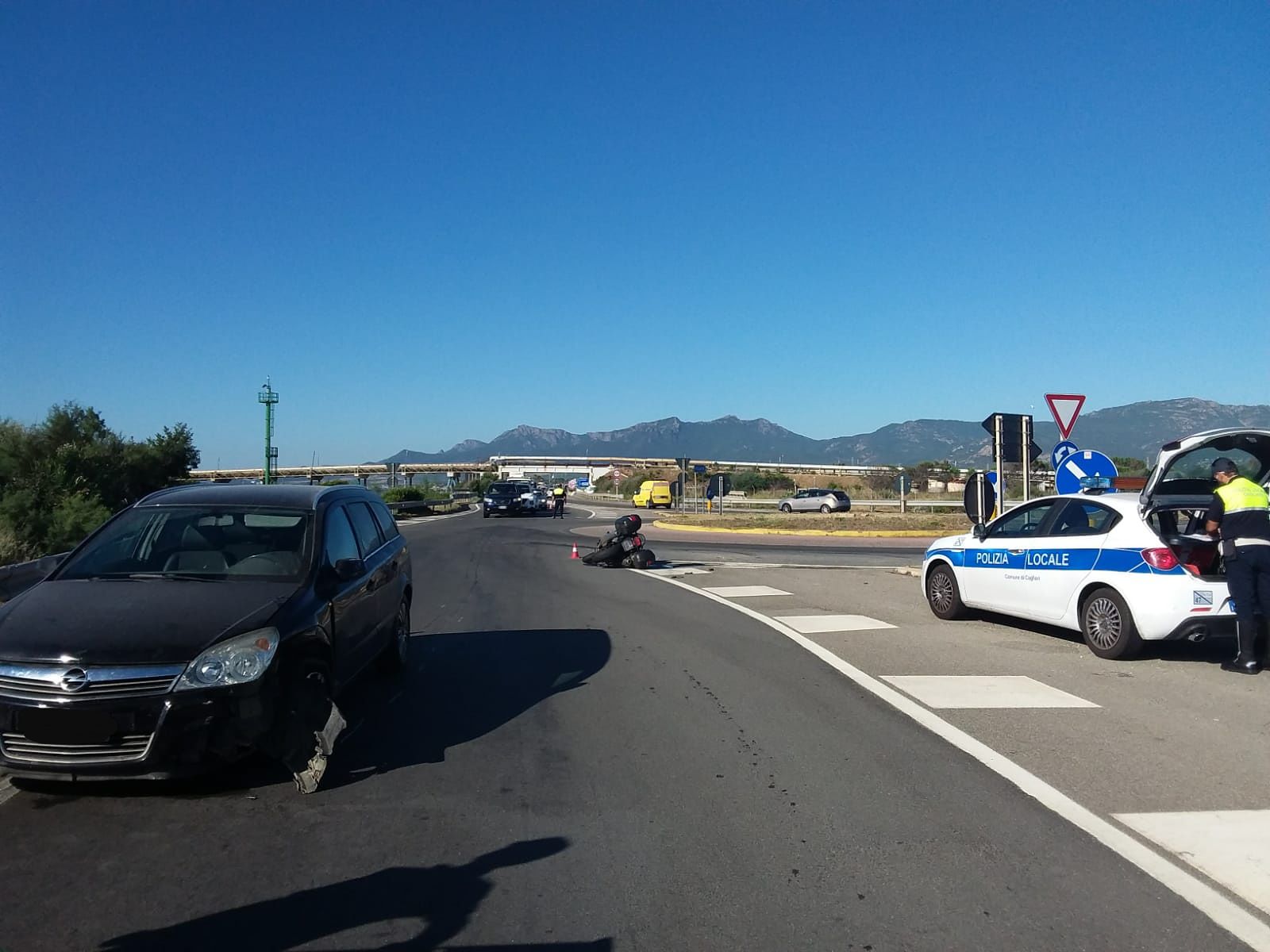 Scontro tra auto e moto sulla Sulcitana, ferito un centauro