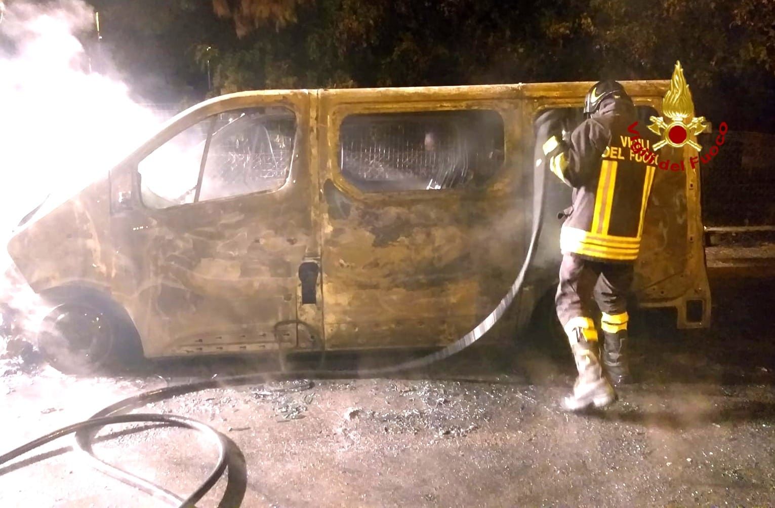 Fiamme a Decimoputzu, furgone in sosta completamente distrutto