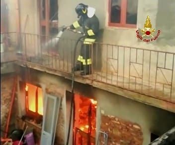 Paura ad Armungia, in fiamme una casa in ristrutturazione: 12 pompieri sul posto