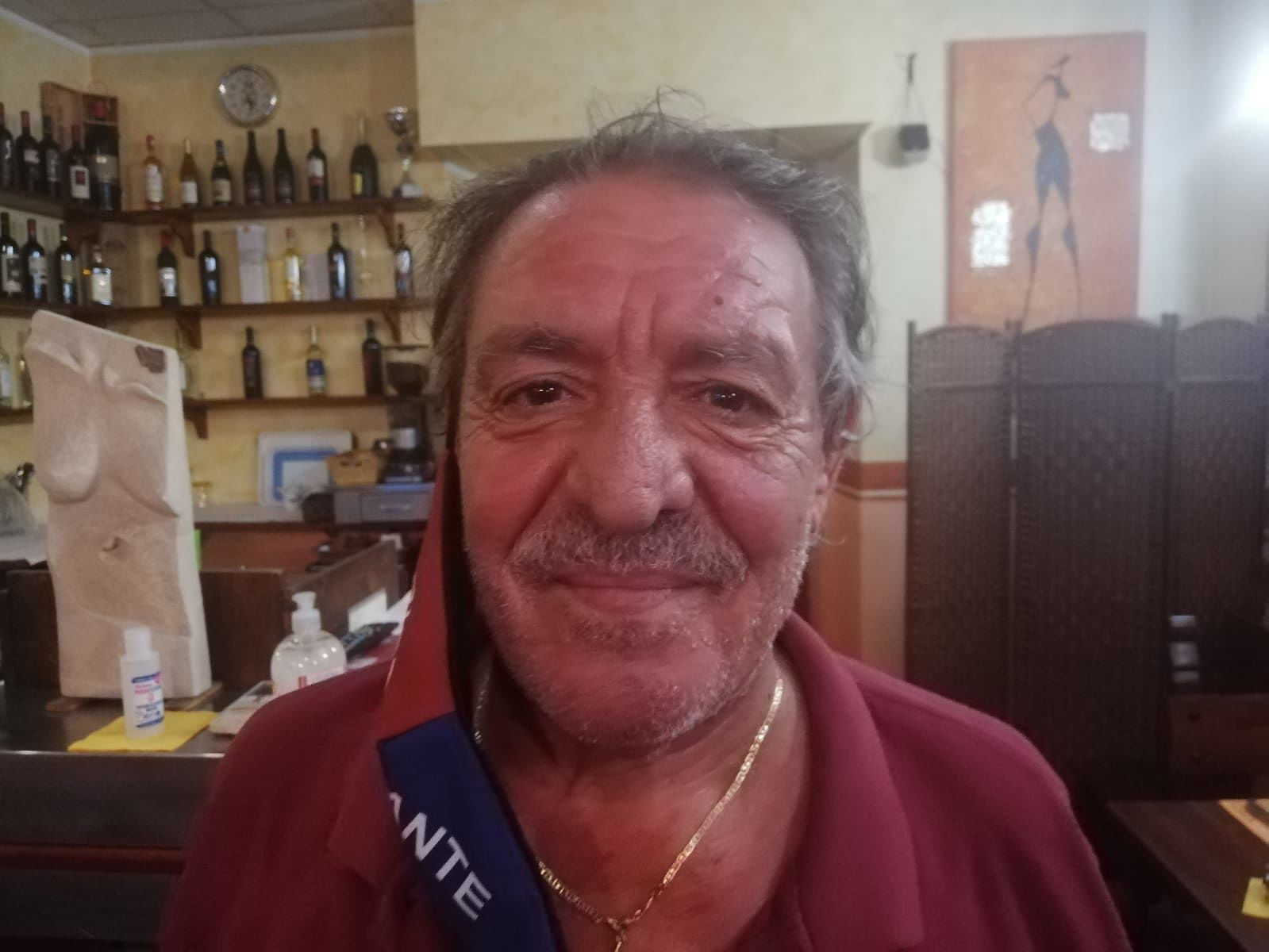 Cagliari, la rivincita di Luciano: “Virus battuto costruendo i nuovi tavoli a mano”