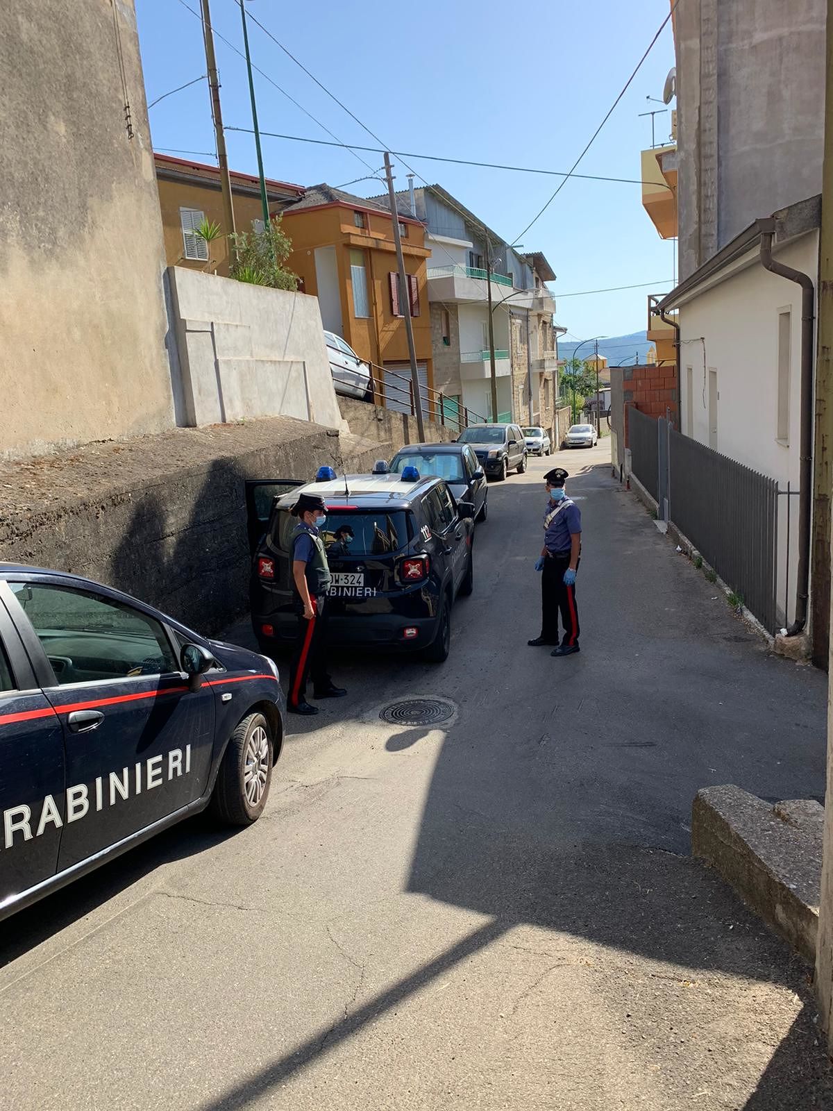 Arbus, picchia la madre e si scaglia contro i carabinieri