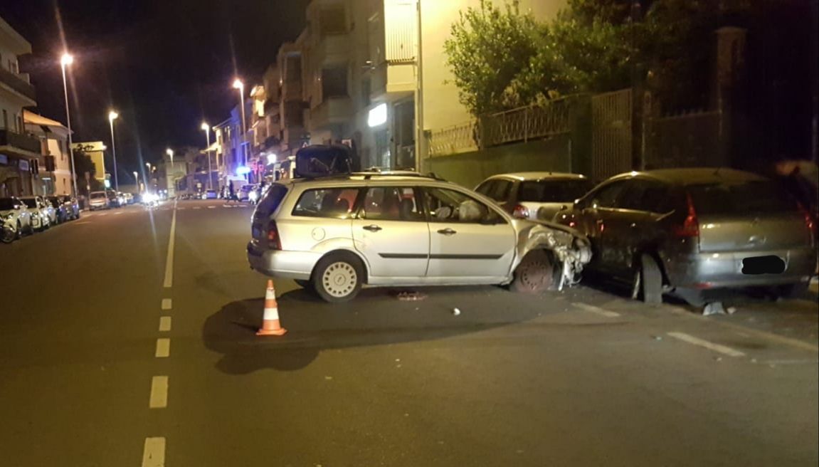 Pirri, perde il controllo dell’auto e colpisce due veicoli in sosta