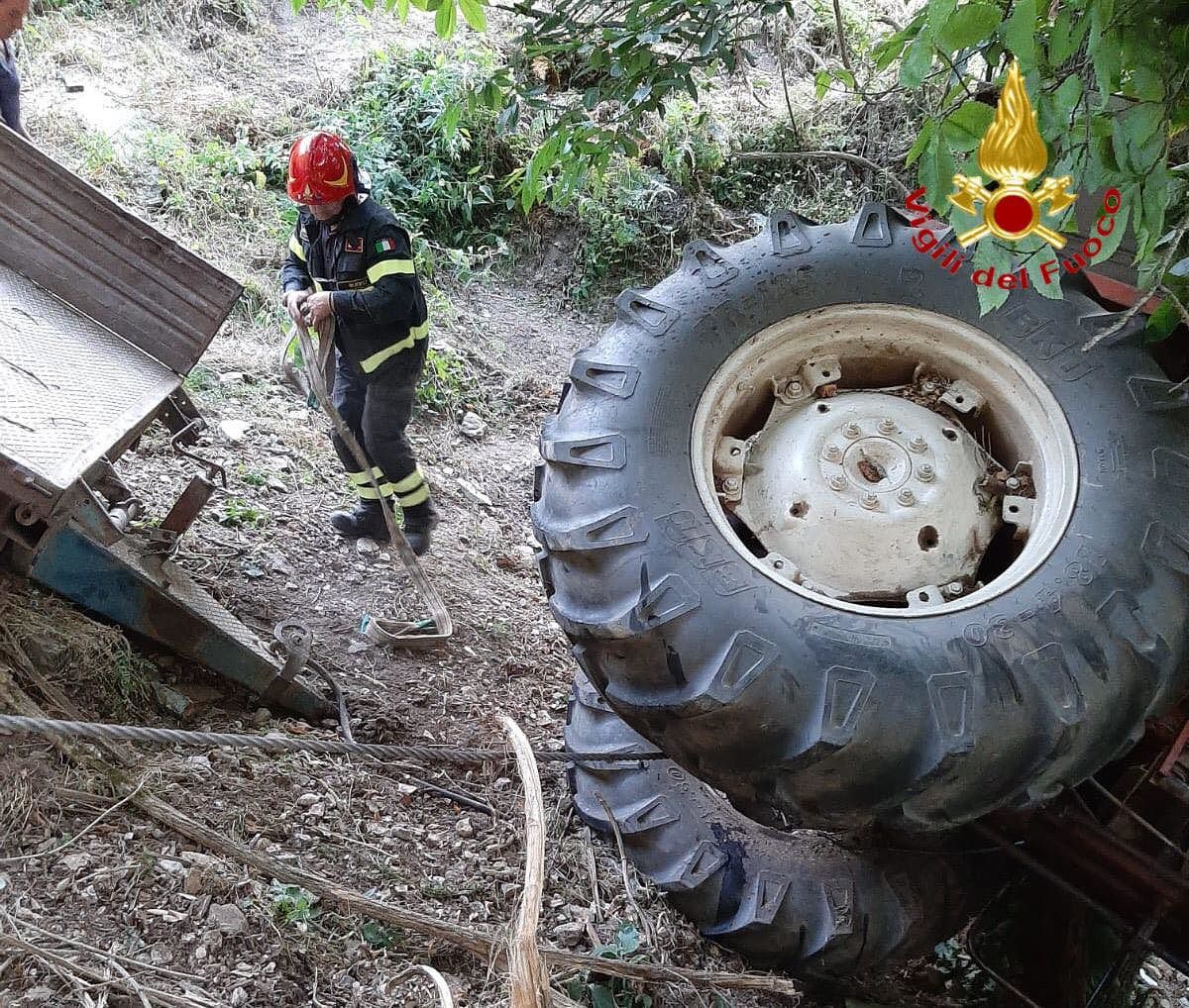 Belvì, il trattore si ribalta in campagna: allevatore incastrato sotto il mezzo per ore