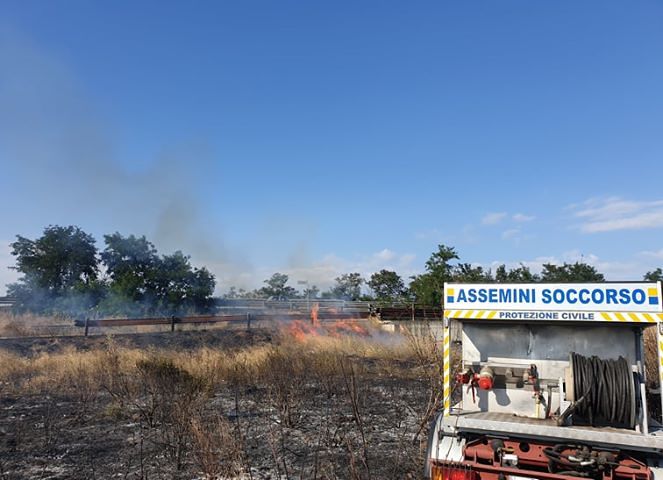 Fiamme tra Assemini ed Elmas, rallentamenti al traffico sulla 130 a causa del fumo
