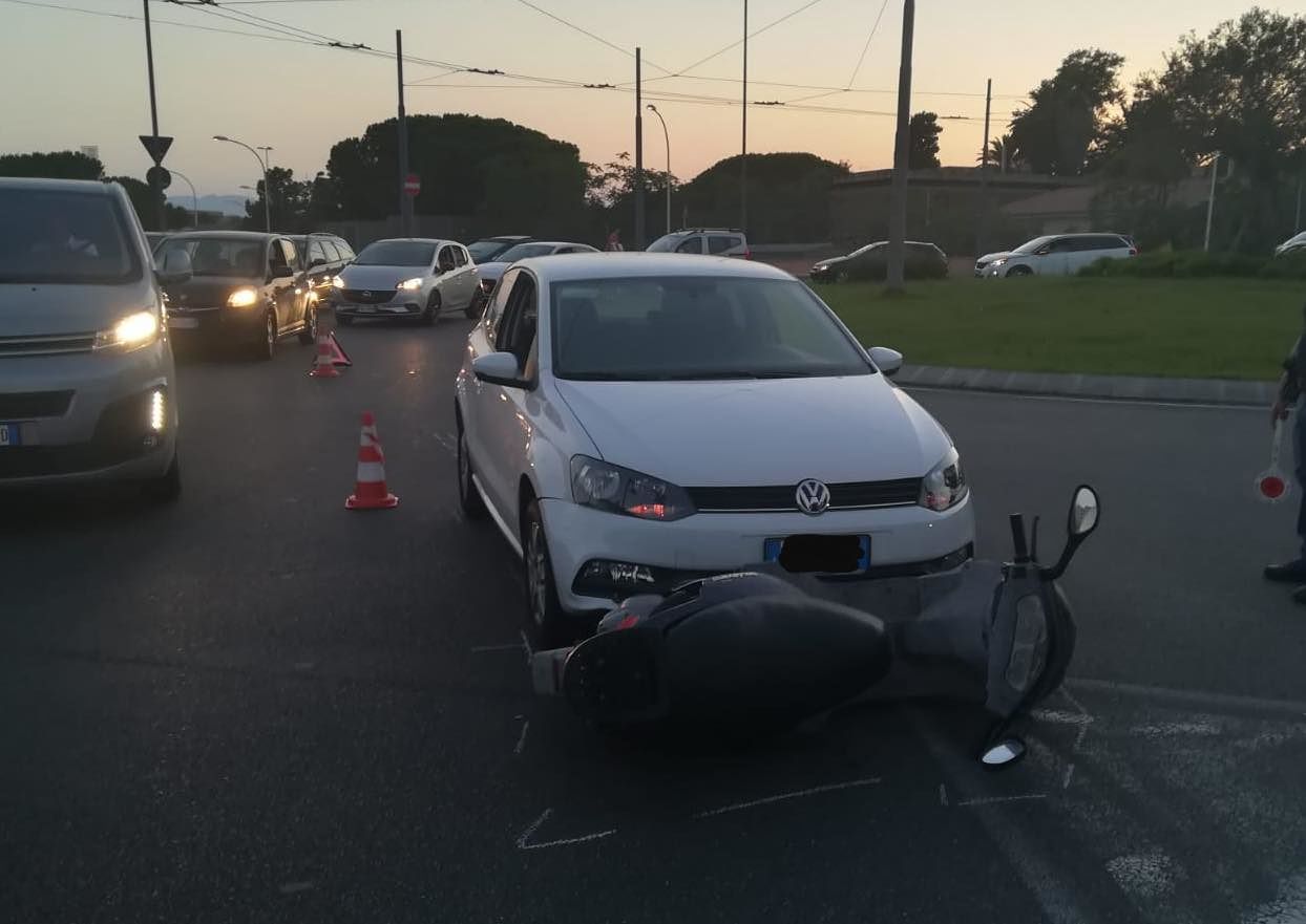 Cagliari, incidente alla rotatoria: scooterista trascinato da un’auto per alcuni metri