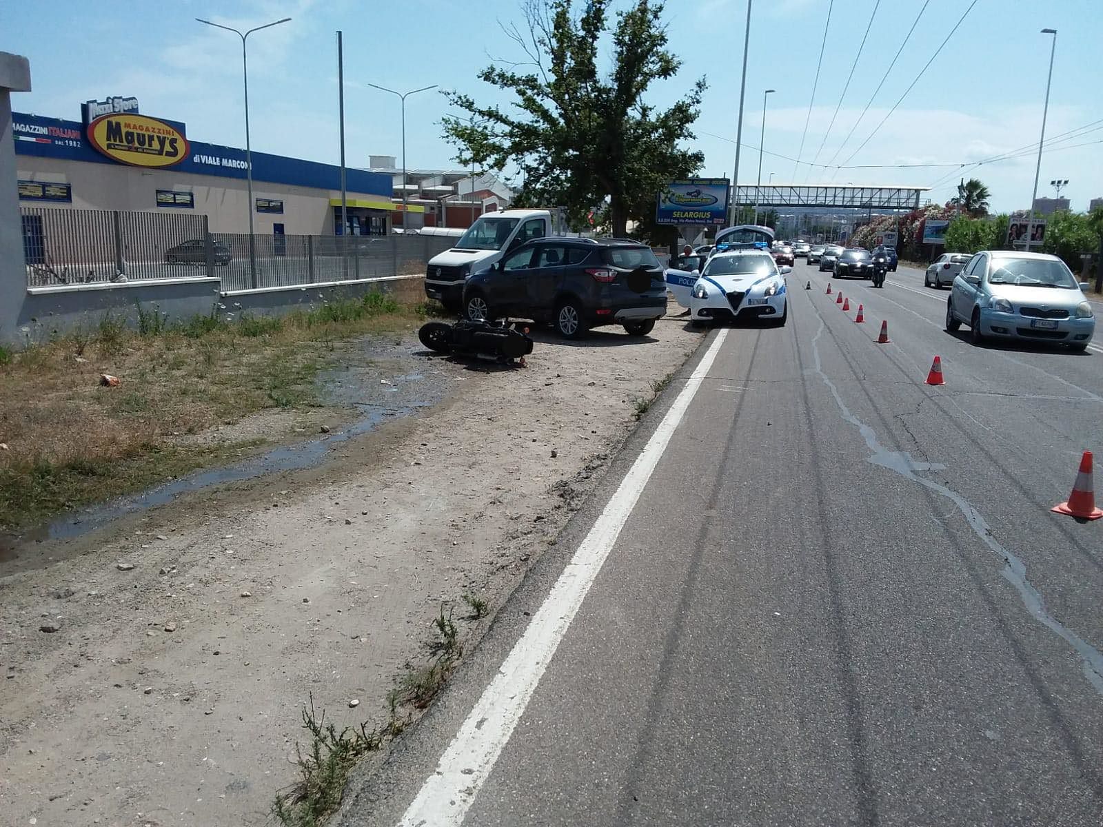 Cagliari, scontro auto-moto in viale Marconi: centauro all’ospedale