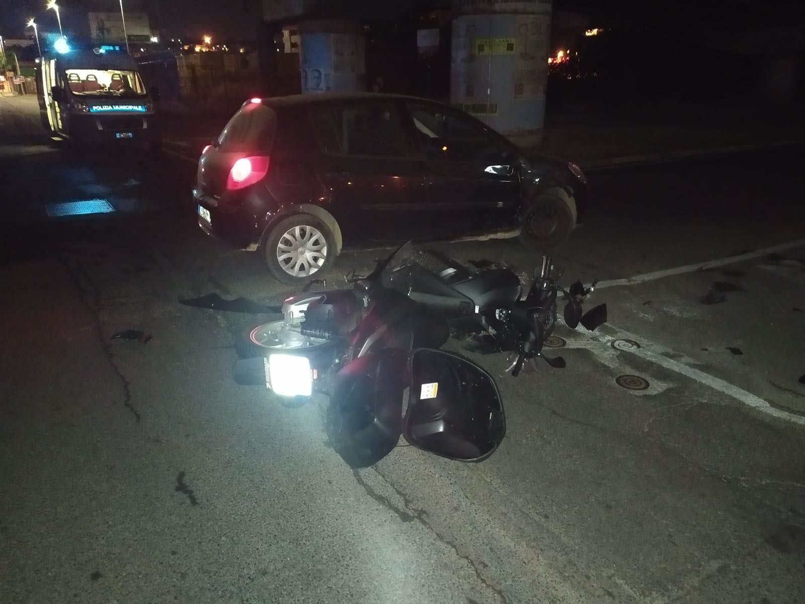 Scontro auto-scooter all’ingresso di Pirri: 19enne all’ospedale