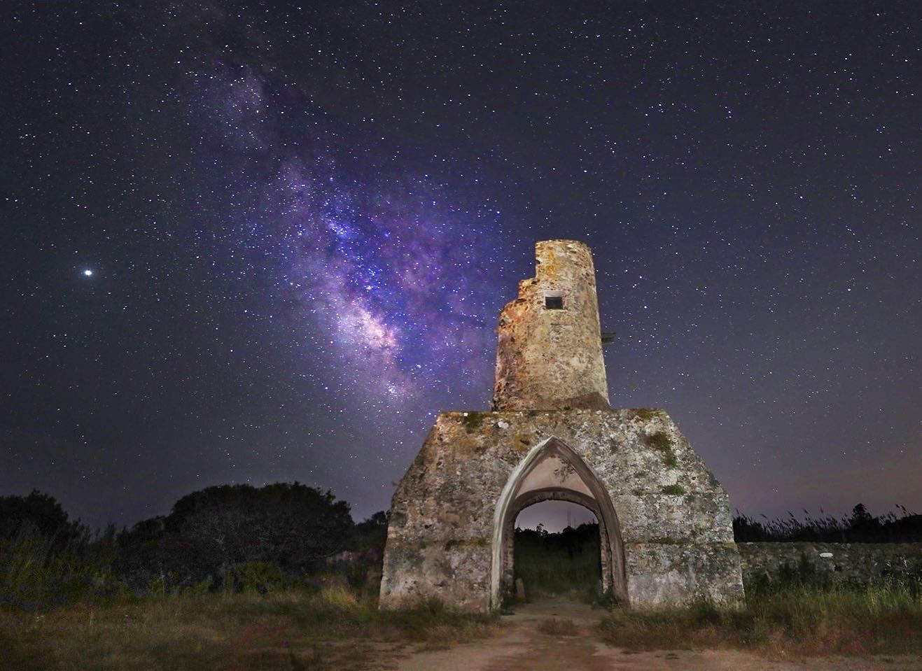 La Torre dei 10 cavalli sotto lo splendore della via Lattea