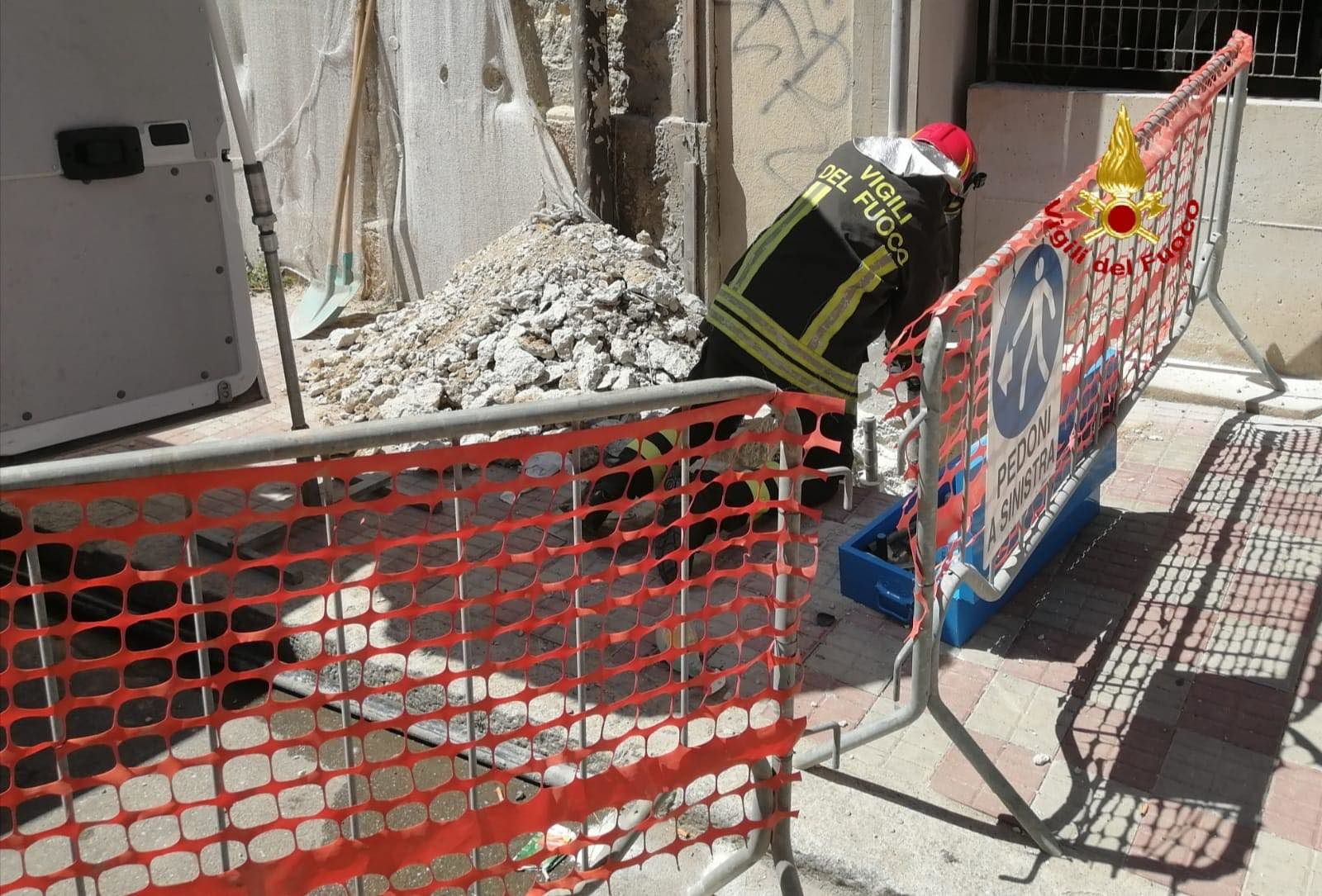 Cagliari, fuga di gas durante i lavori sulla rete provoca un’esplosione: ferito un operaio