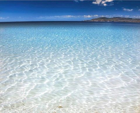 “Non si può essere infelici quando si ha questo”, lo scatto strepitoso della spiaggia di Maria Pia ad Alghero