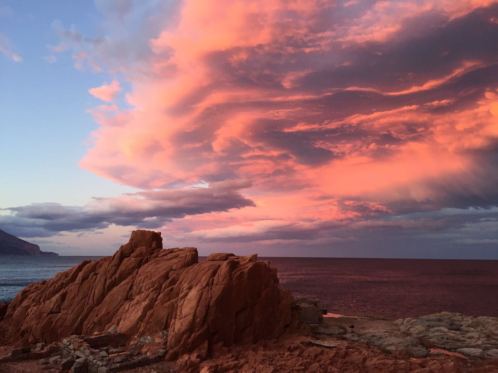 “L’attimo fuggente”, magico tramonto ad Arbatax nello scatto di Marina Meloni