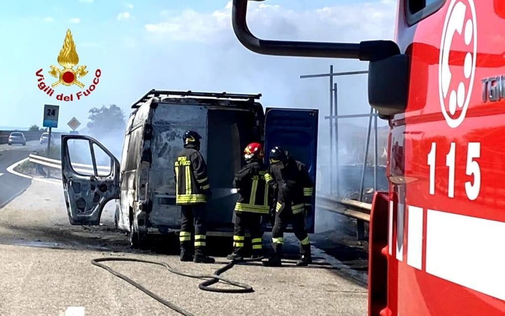 Nuraminis, furgone in fiamme mentre è in transito sulla statale 131