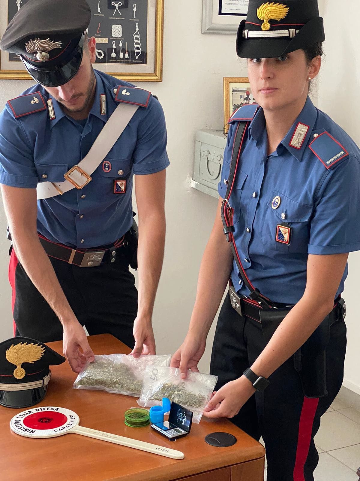 In casa marijuana e il kit per lo spaccio: nei guai cameriere a Calasetta