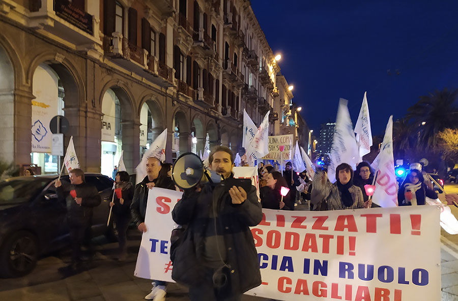 Cagliari, la disperazione dei precari della scuola in consiglio regionale: “Siamo 6mila in Sardegna, ora si rischia il collasso”
