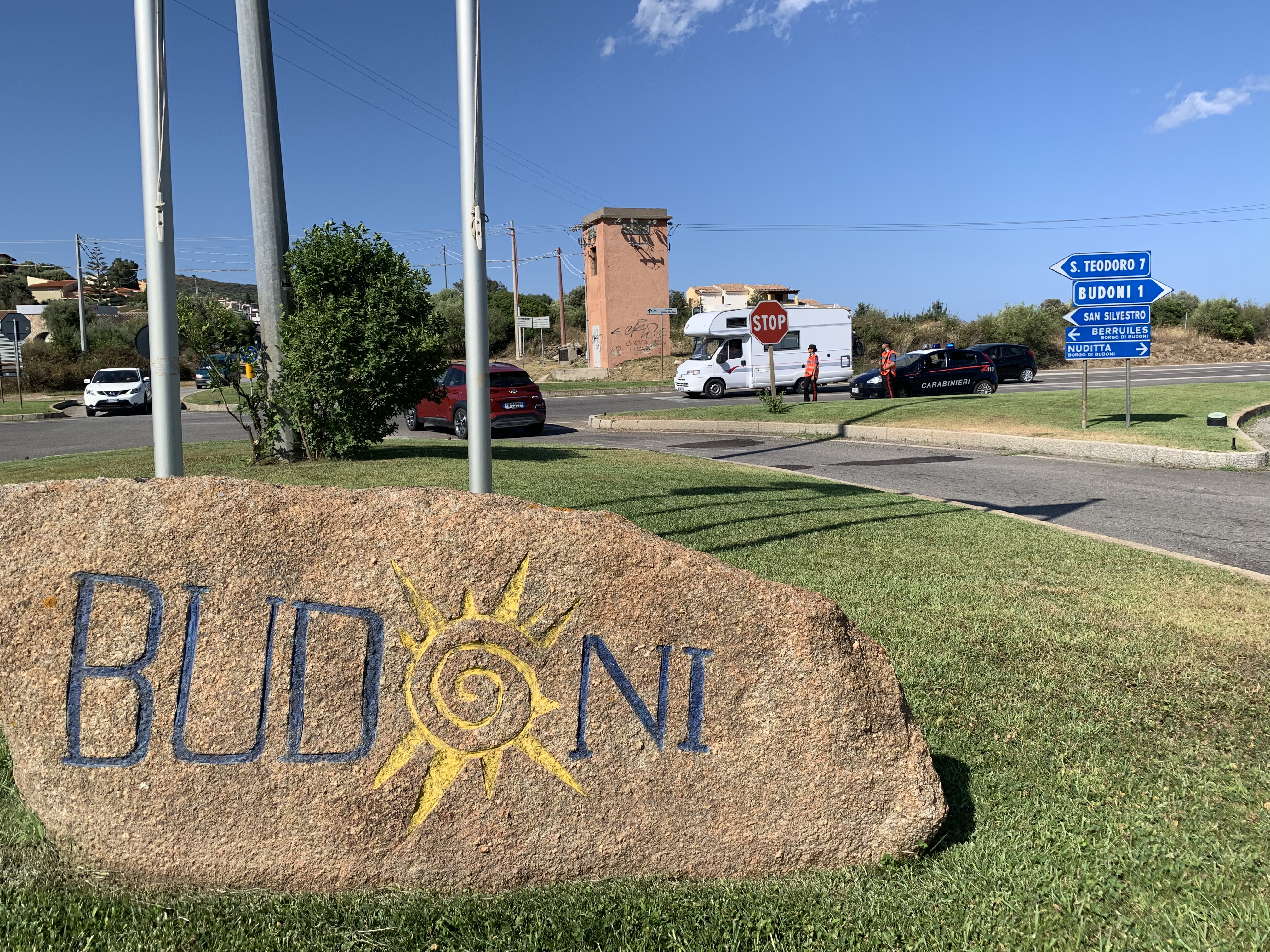 Si finge un sindaco, acquista biglietti aerei ma non li paga: denunciato a Budoni