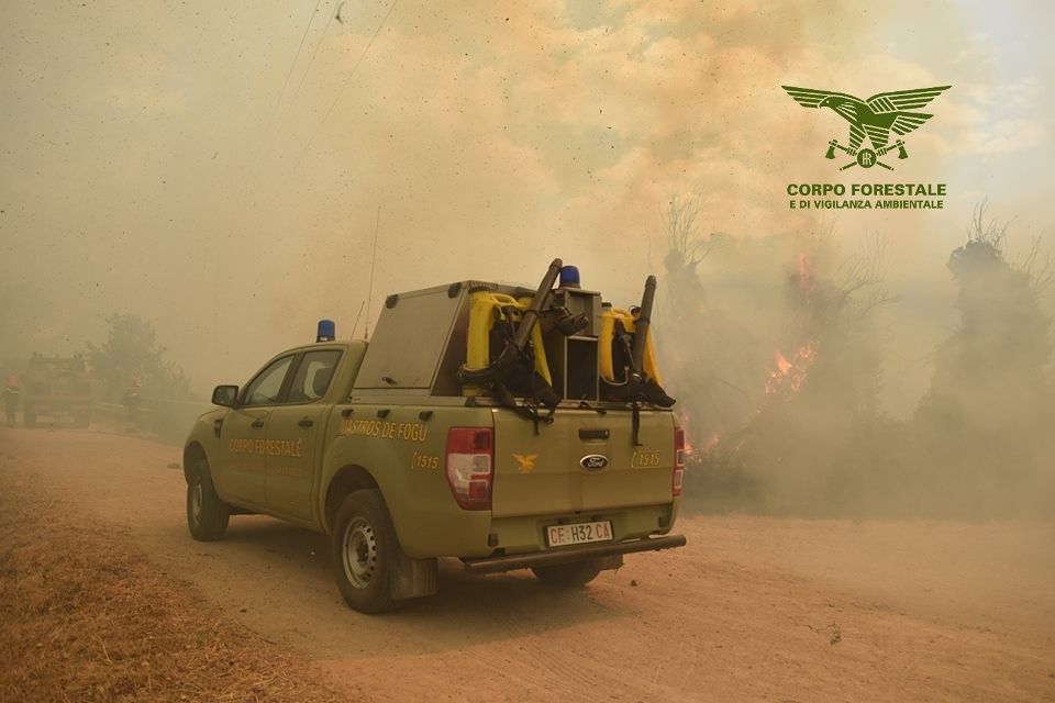 Sardegna, fiamme anche nelle campagne di  Mores: elicottero della forestale in azione