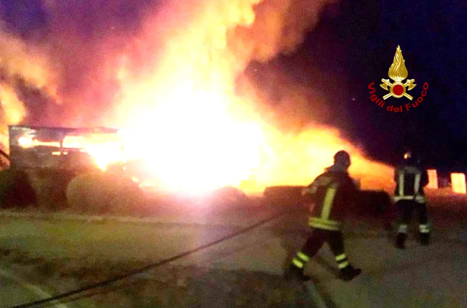 Paura nella notte a Sant’Elia, fiamme in un casolare: esplode una bombola del gas
