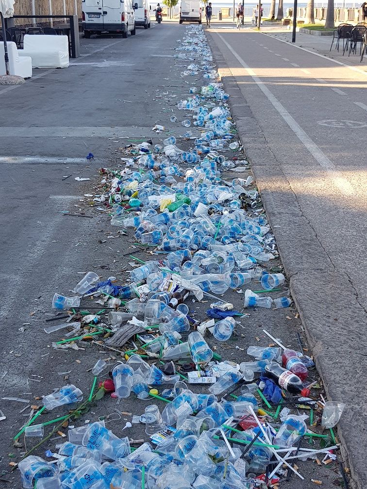 Alghero, la denuncia del Wwf: “Un mare di plastica e lattine sul lungomare Dante”