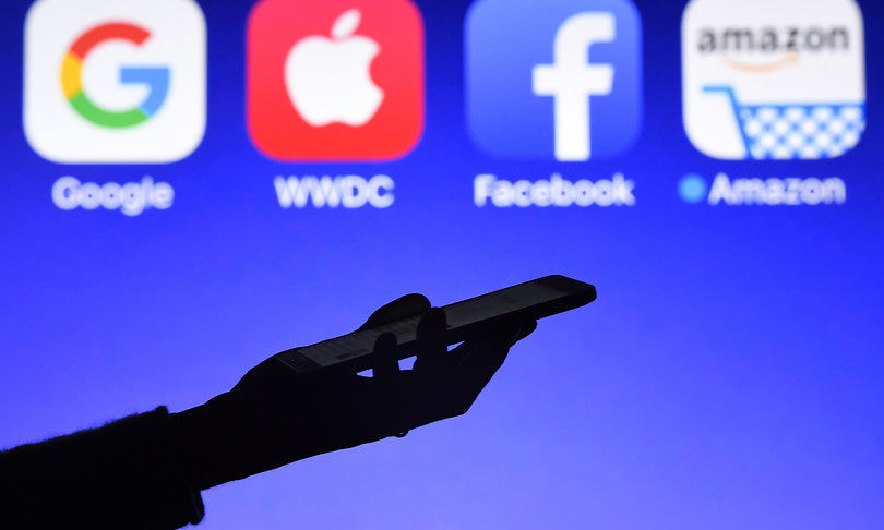 Coronavirus, i colossi tecnologici vincono ancora: boom di utili per Facebook, Amazon e Apple