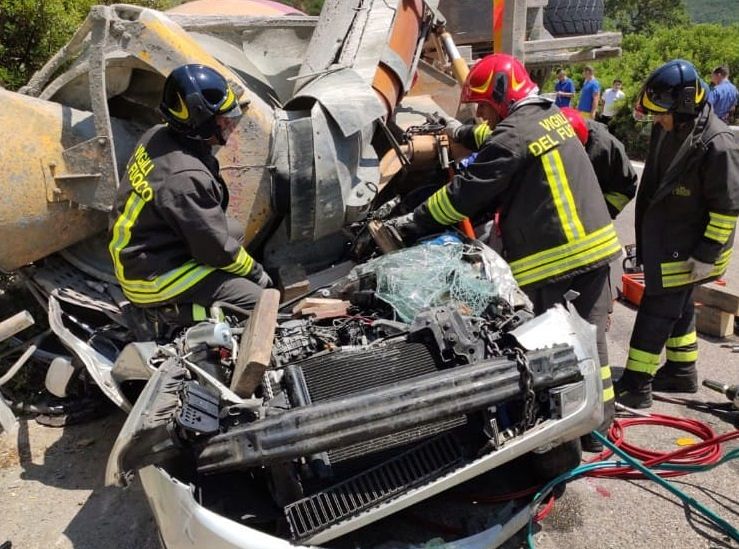 Paura a San Nicolò Gerrei, scontro tra un’auto e una betoniera: gravissima una donna