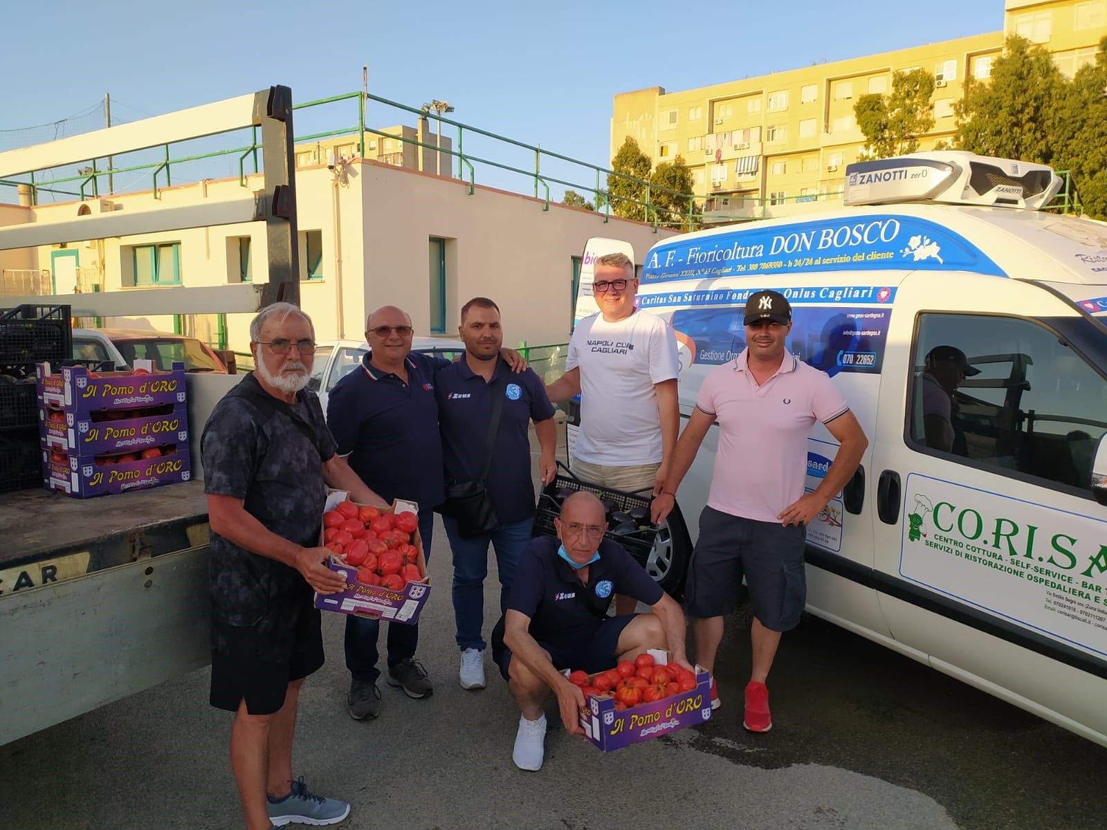 Il grande cuore del “Napoli Club Cagliari”, cento cassette di melanzane e pomodori donate ai poveri