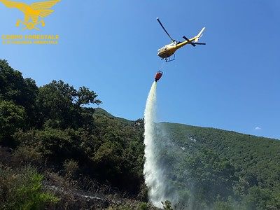 Ancora fiamme in Sardegna, elicotteri in azione a Pozzomaggiore e Bottida