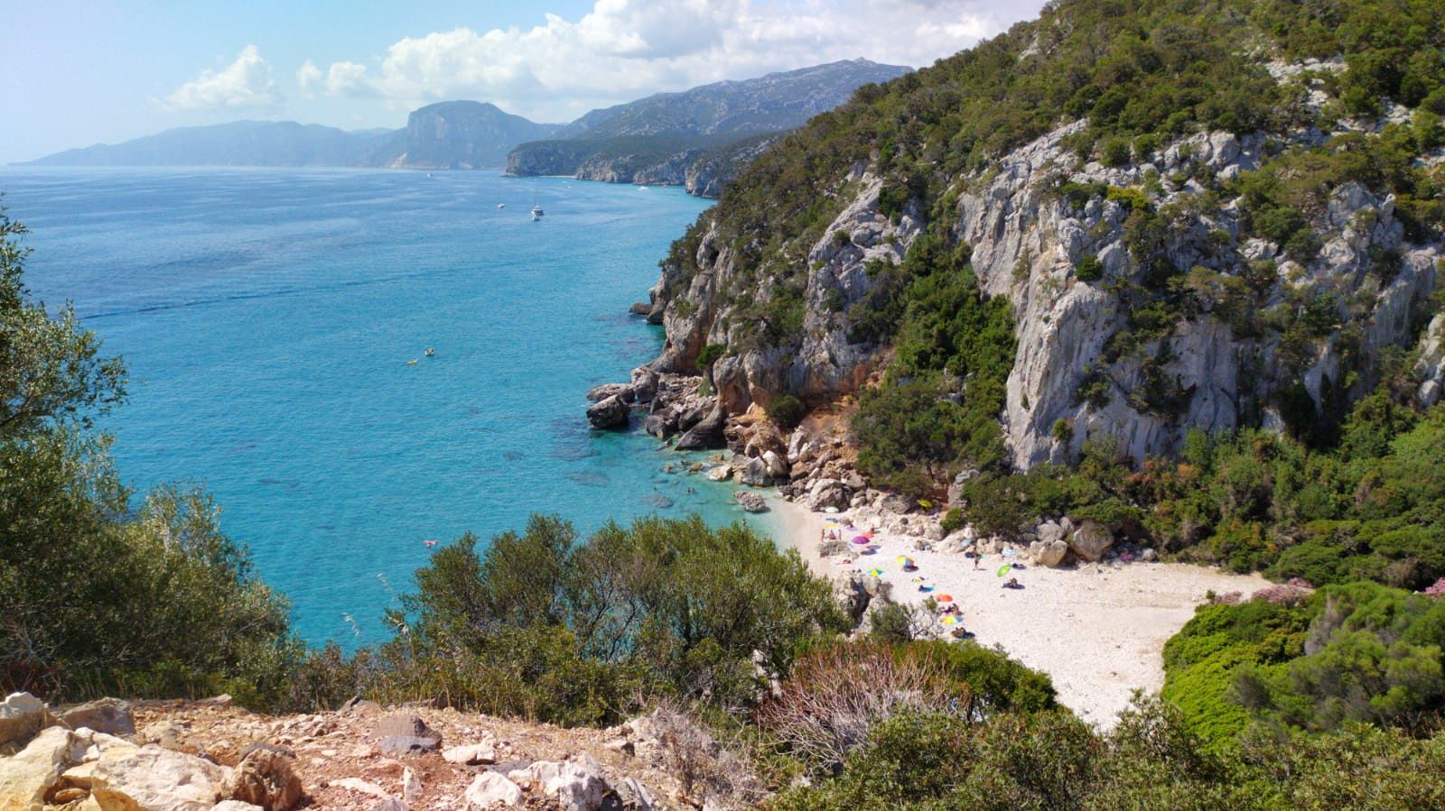 “Cala Fuili-Cala Gonone: centosessanta gradini per raggiungere un mare da sogno”