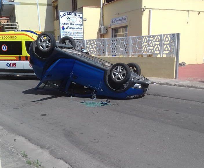 Paura ad Assemini, schianto ad un incrocio: auto si ribalta, ferita anche una donna incinta