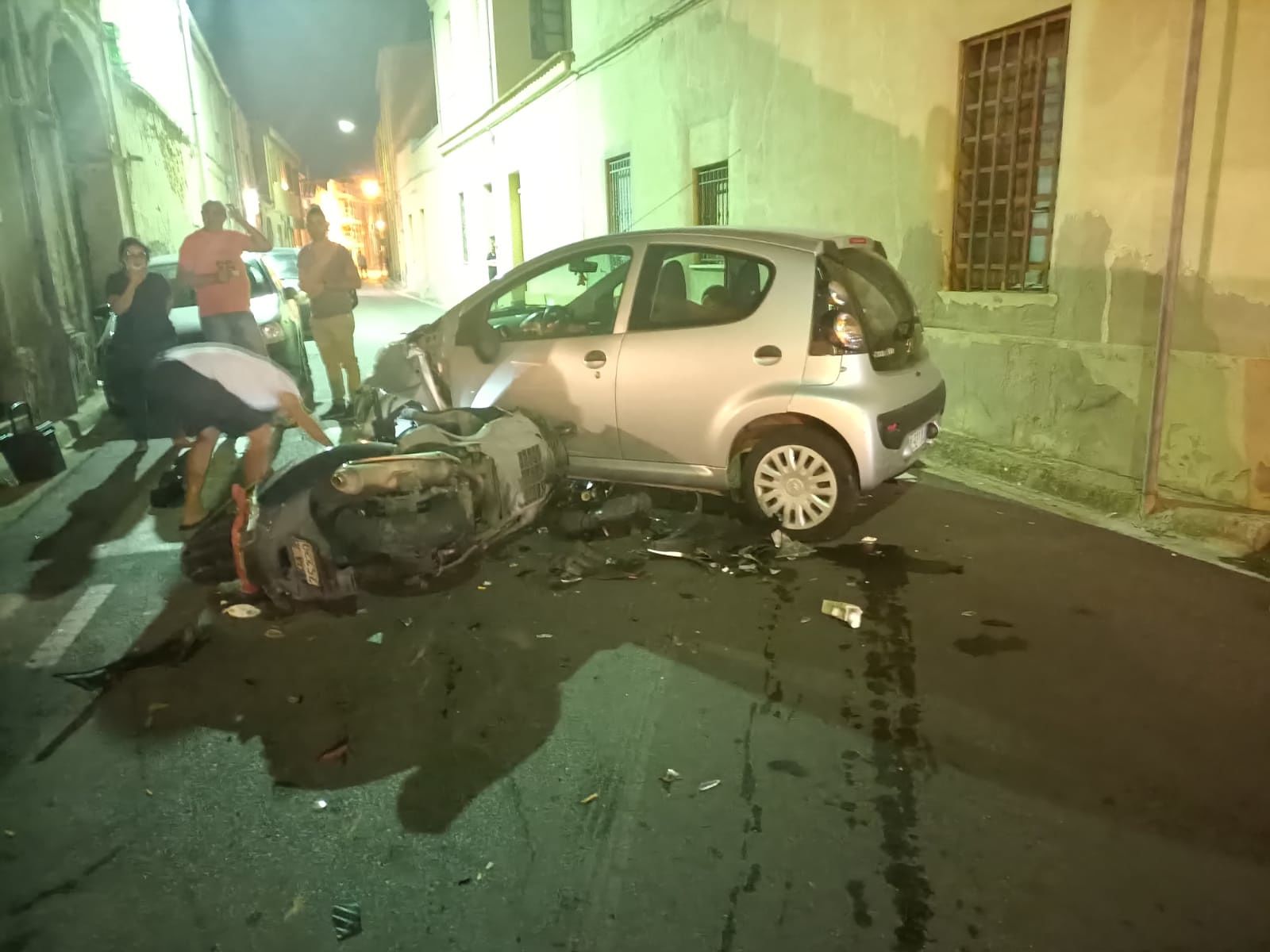 Auto contro scooter, crash pauroso a Quartucciu: momenti di paura